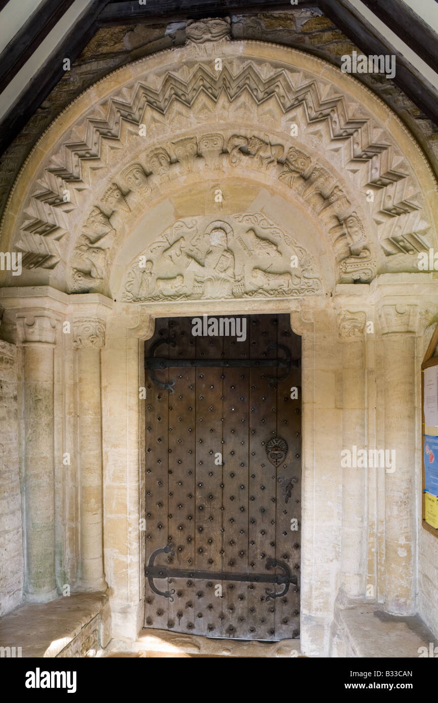 Norman Tor zu St Johns Kirche in Cotswold Dorf von Elkstone, Gloucestershire Stockfoto