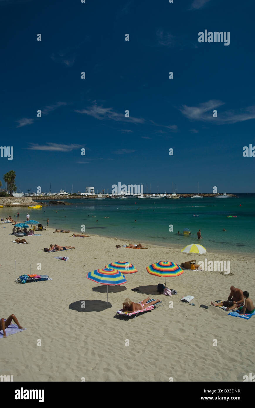 Strand von Santa Eulalia, Ibiza, Spanien mit Yacht-Hafen im Hintergrund Stockfoto