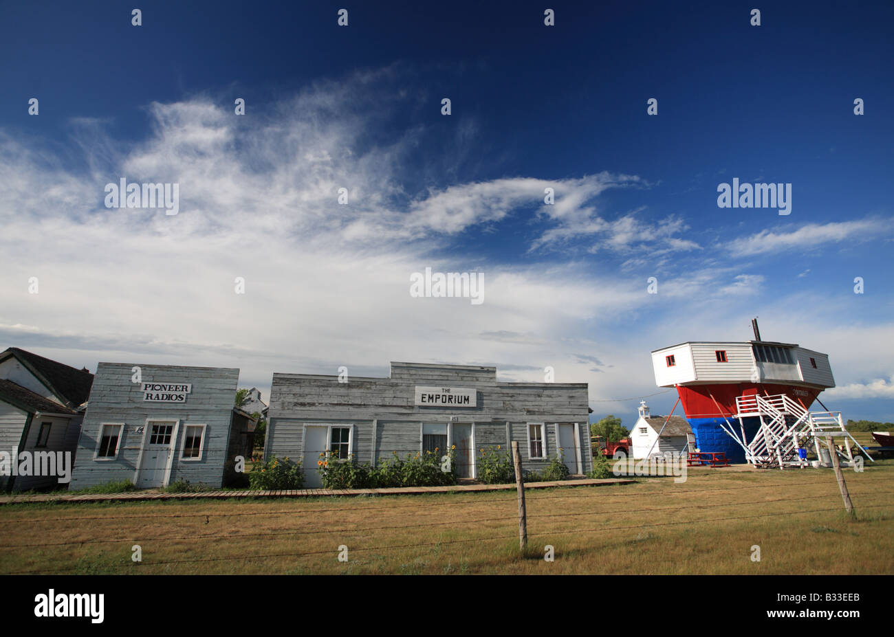 Altbauten und teilweise gebauten Segelboot im Sukinen Village Stockfoto