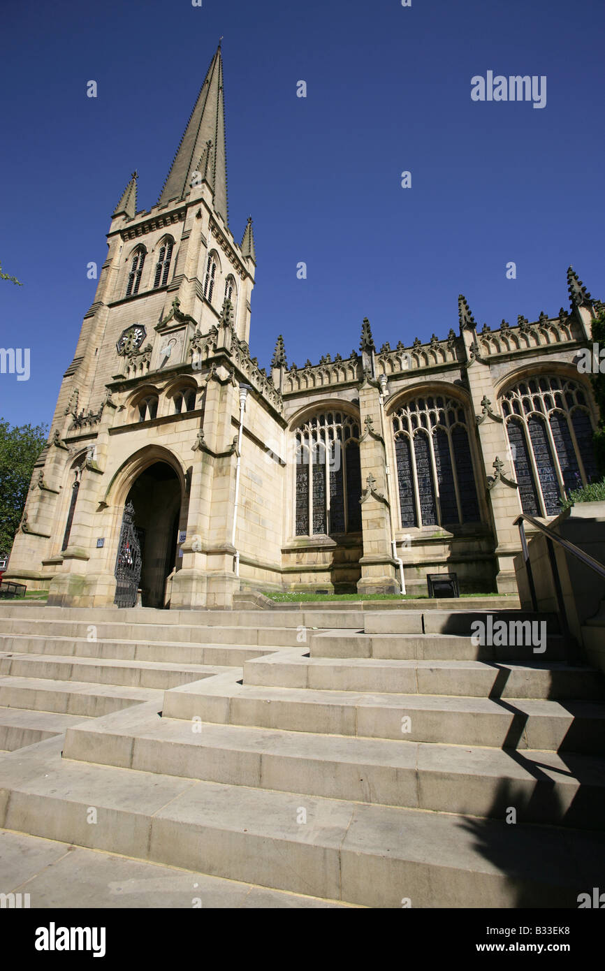 Stadt Wakefield, England. Blick auf die Turmspitze und Süd Fassade der Wakefield Kathedrale. Befindet sich im Stadtzentrum von Wakefield. Stockfoto