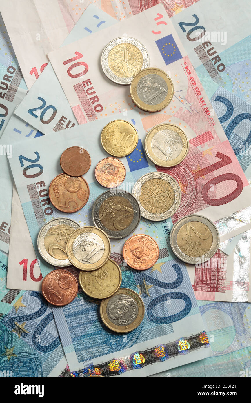 Euro in Euro-Münzen und Euro-Banknoten. Stockfoto