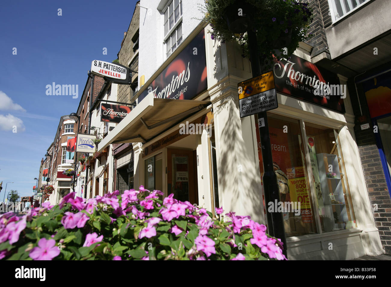 Stadt Wakefield, England. Stadt in Blüte Blumen und Einzelhandelsgeschäften auf Wakefield Westgate Einkaufsstraße. Stockfoto