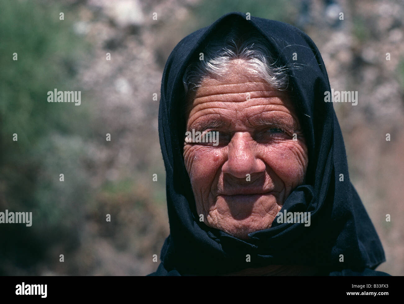 Alte Frau In Schwarzem Kopf Tracht Kreta Griechenland Stockfotografie