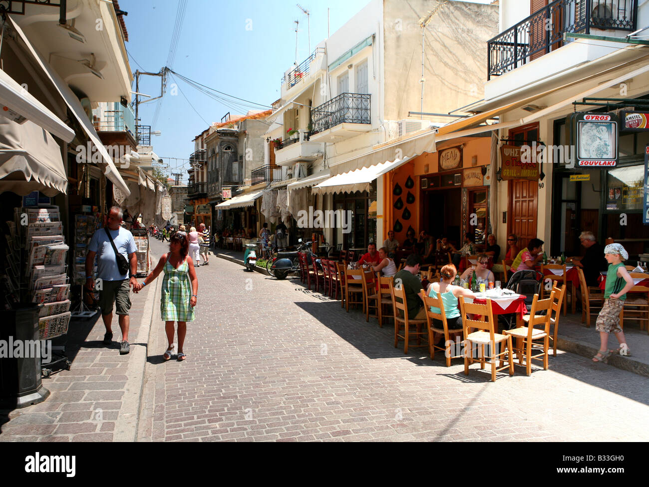 Ein Blick auf die beliebte Urlaubsregion in der Nähe der Rimondi-Brunnen in Rethymnon Kreta im Frühsommer Stockfoto