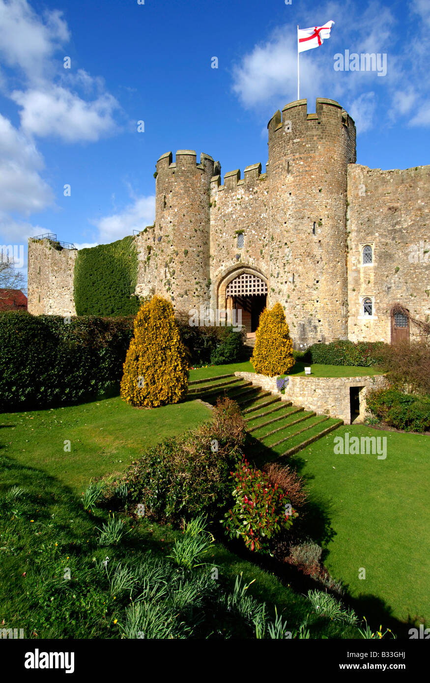 Amberley Castle im Frühjahr unter der Flagge von Saint George, West Sussex, England, UK Stockfoto