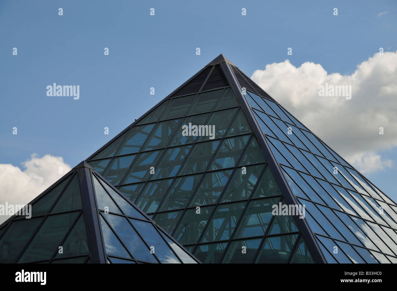 Blaue Pyramide Glas auszubreiten vor blauem Himmel Stockfoto