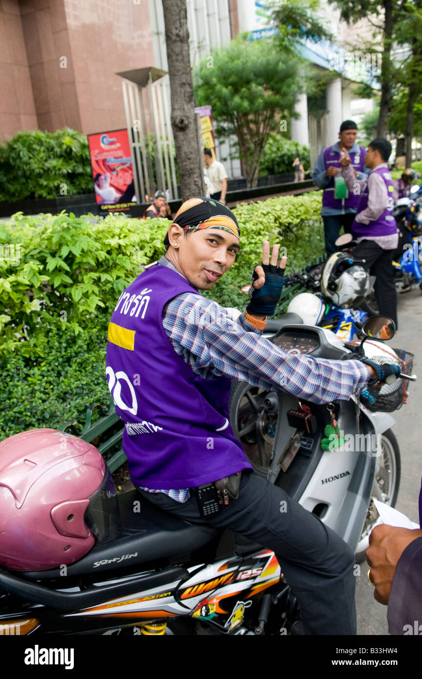 Monsun (Motorrad-Taxi) Fahrer in Bangkok, Thailand Stockfoto