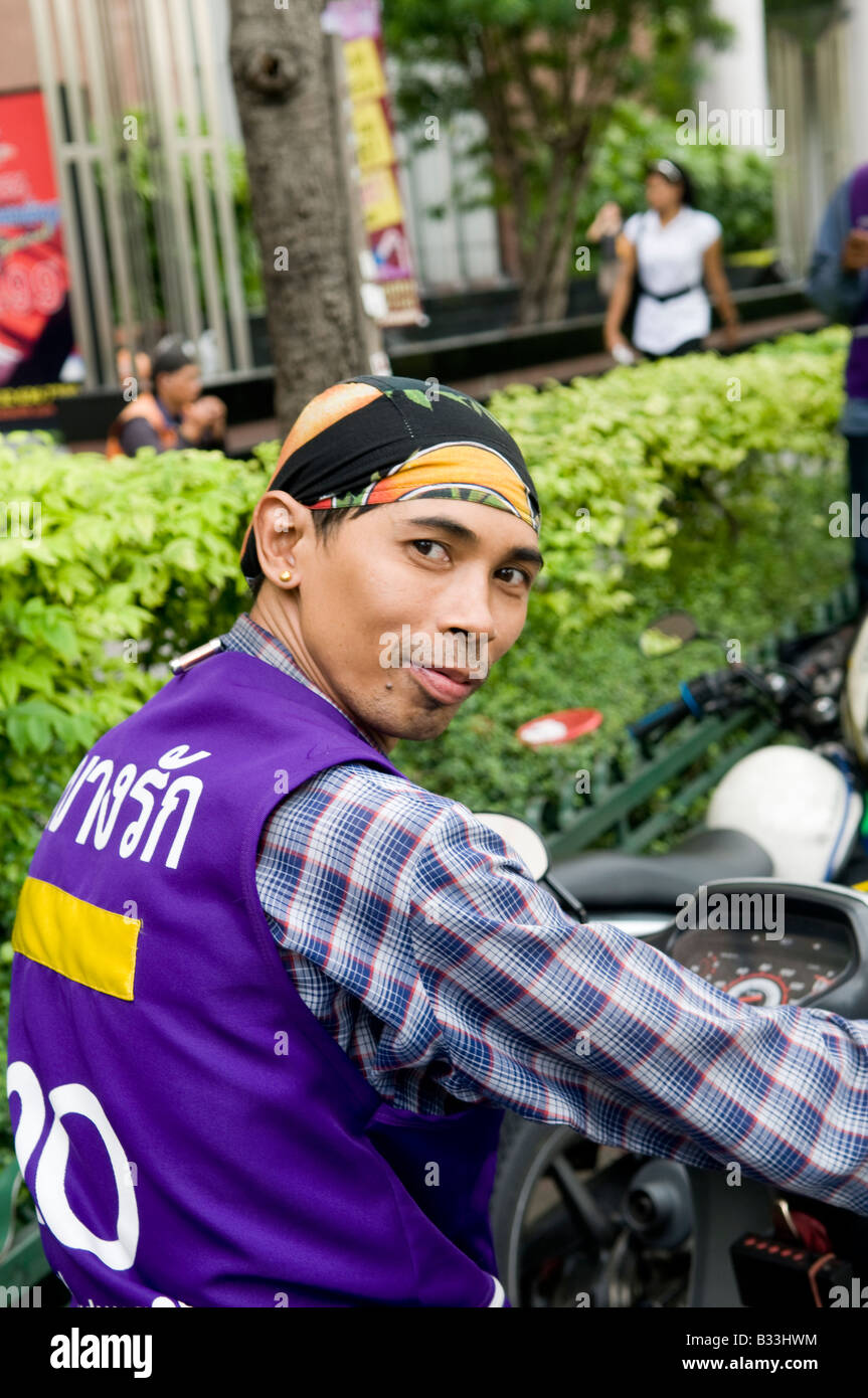 Monsun (Motorrad-Taxi) Fahrer in Bangkok, Thailand Stockfoto