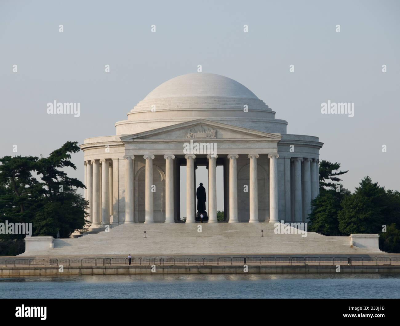 Thomas Jefferson Memorial mit seiner Statue in einer Rotunde am Tidal Basin in Washington, DC. Stockfoto