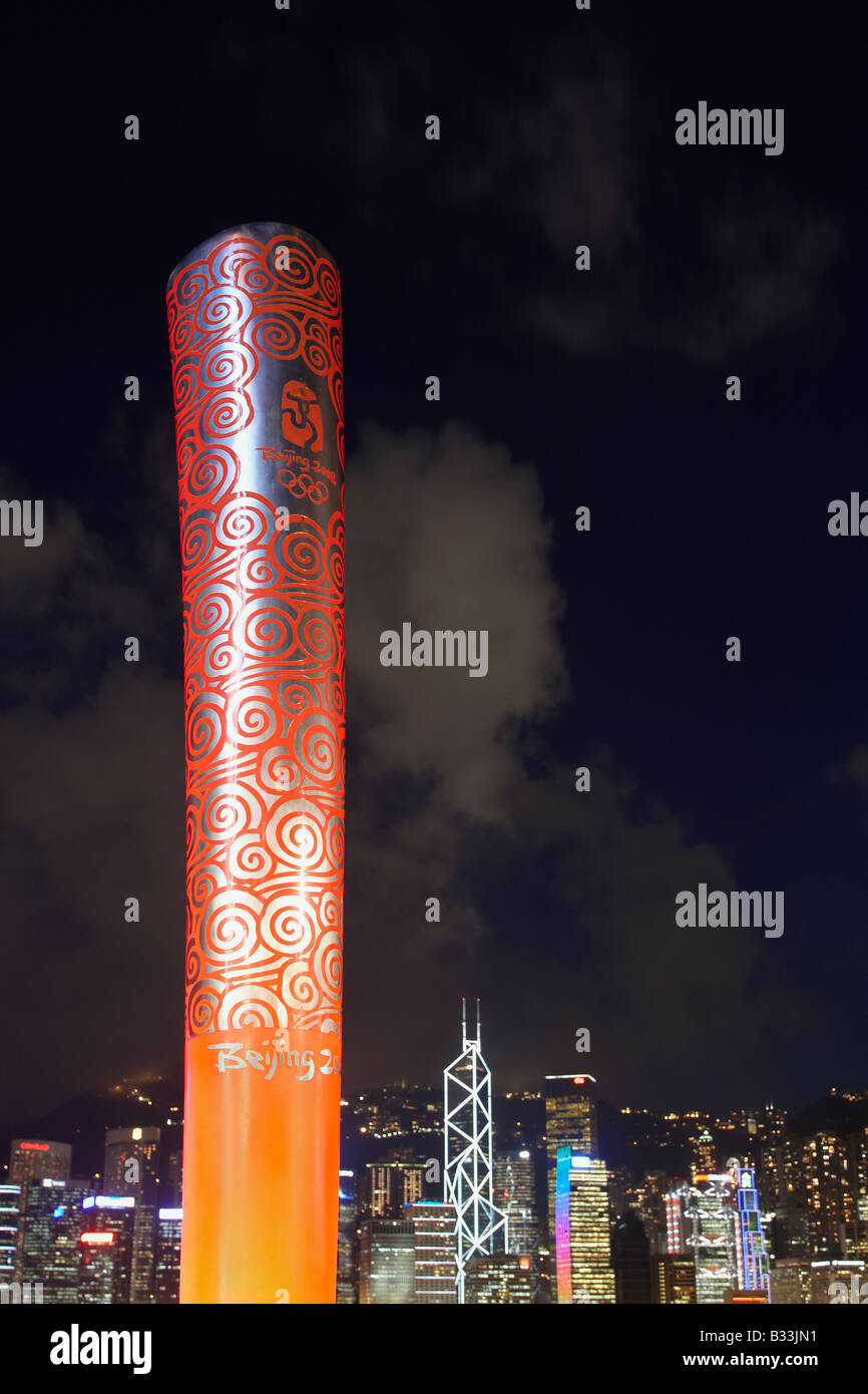 Replik der Olympischen Fackel für die Olympischen Spiele in Peking auf Kowloon Waterfront, Hong Kong Stockfoto