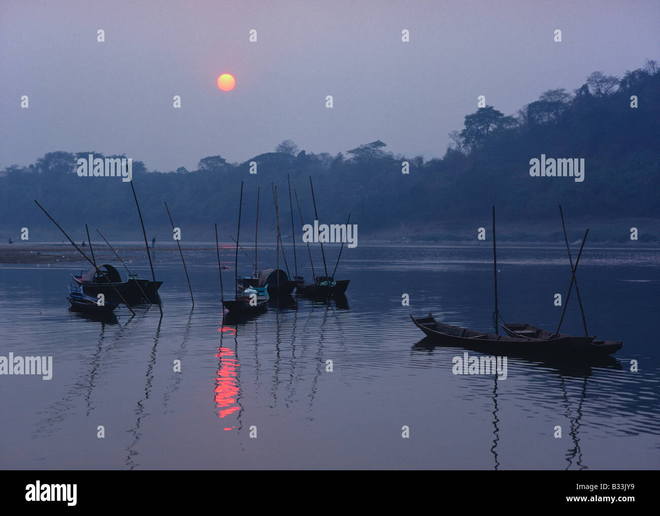 Laos Luang Prabang Mekong River Blick mit Sonne und Angelboote/Fischerboote bei Sonnenuntergang Stockfoto