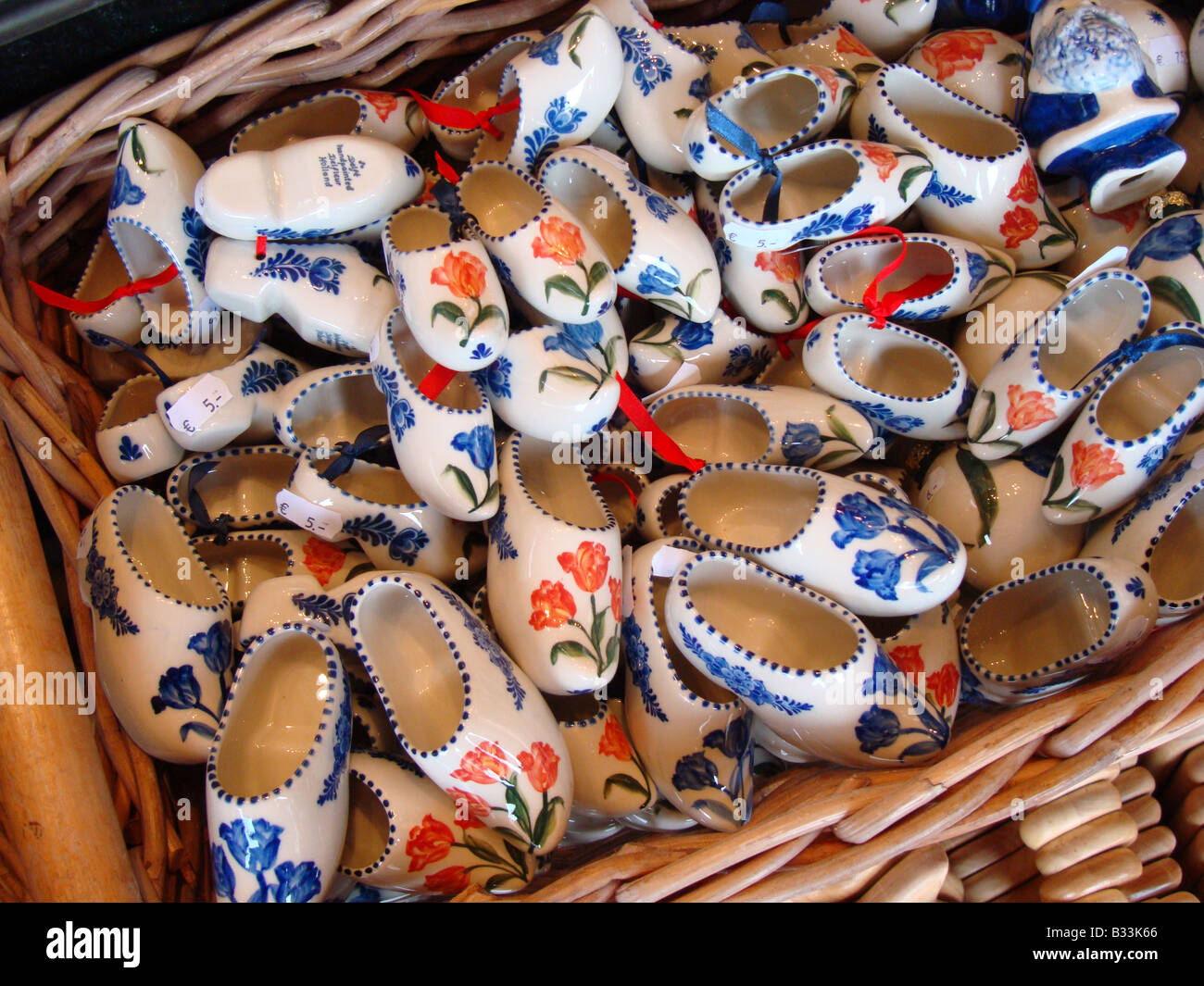 dekorierte Steingut clogs auf dem Display im Souvenirladen Delft Niederlande Stockfoto