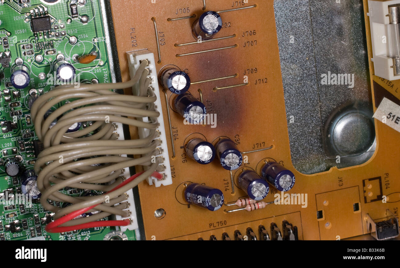 Elektronikplatine zeigt Anzeichen von Schäden durch Brennen und Überhitzung. Stockfoto