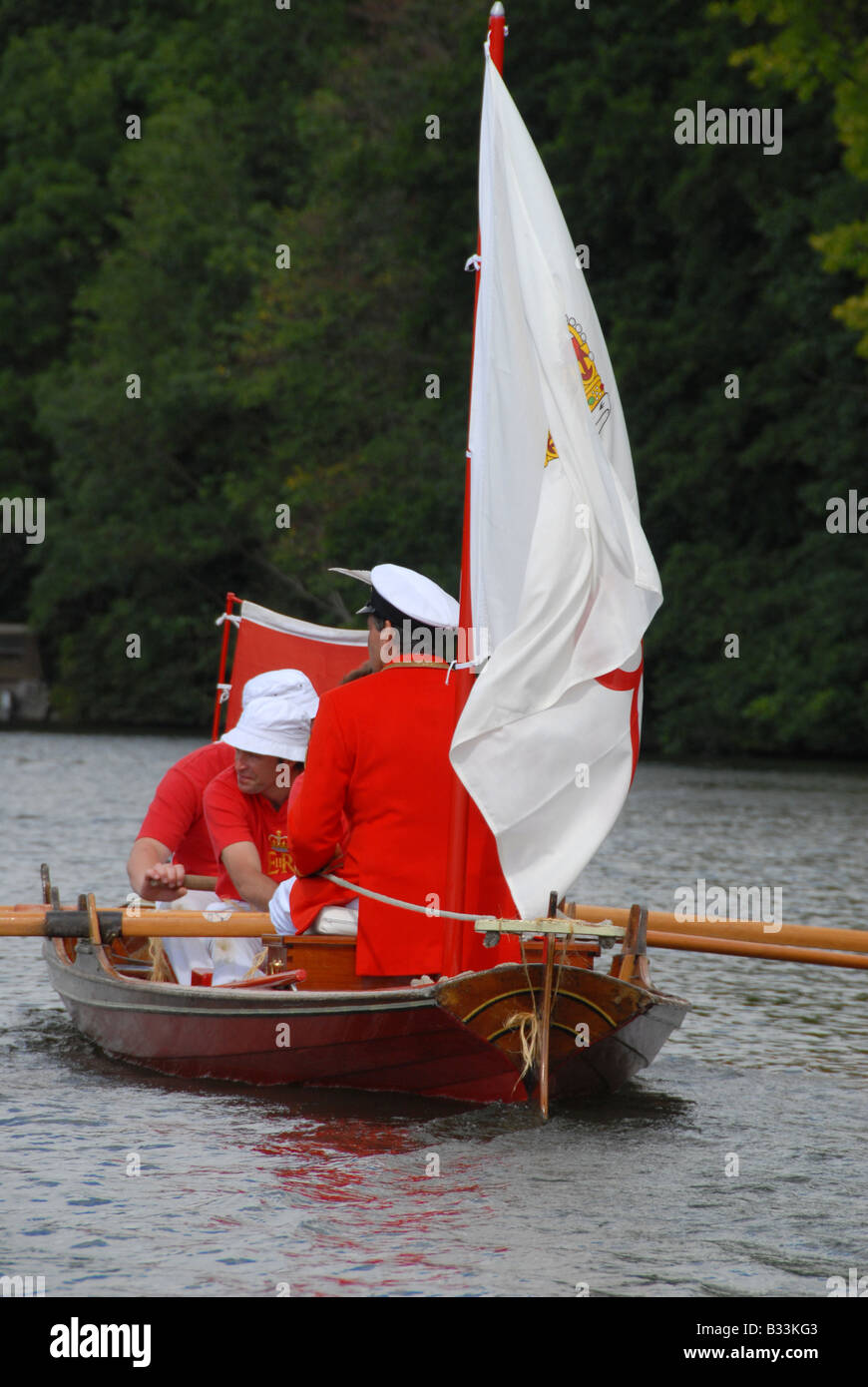 Die Königin Swan Marker, David Barber sitzen an der Spitze seiner Skiff während der Swan Upping auf der Themse Stockfoto