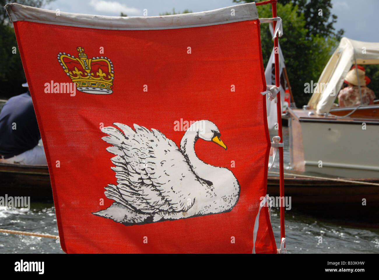 Die Fahne befestigt, die Königin Marker Skiff geflogen während der Swan Upping auf der Themse Stockfoto