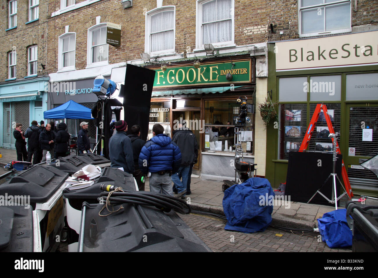 Film-Crew vor alten altmodische Torte und Brei-shop Stockfoto
