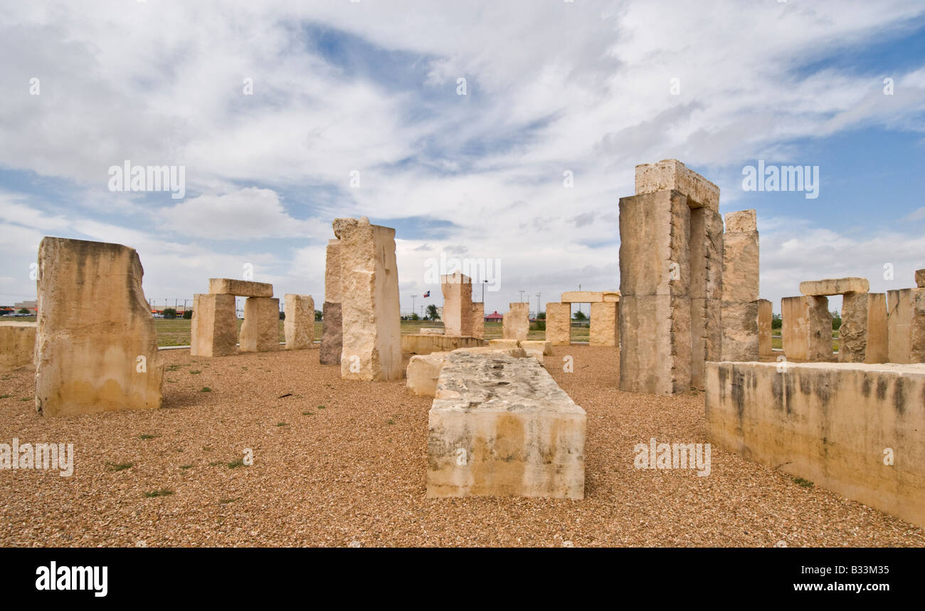 Texas Odessa Stonehenge Replikat befindet sich vertikal 70 Prozent vom Original aus Gründen der University of Texas von Permian Basin Stockfoto
