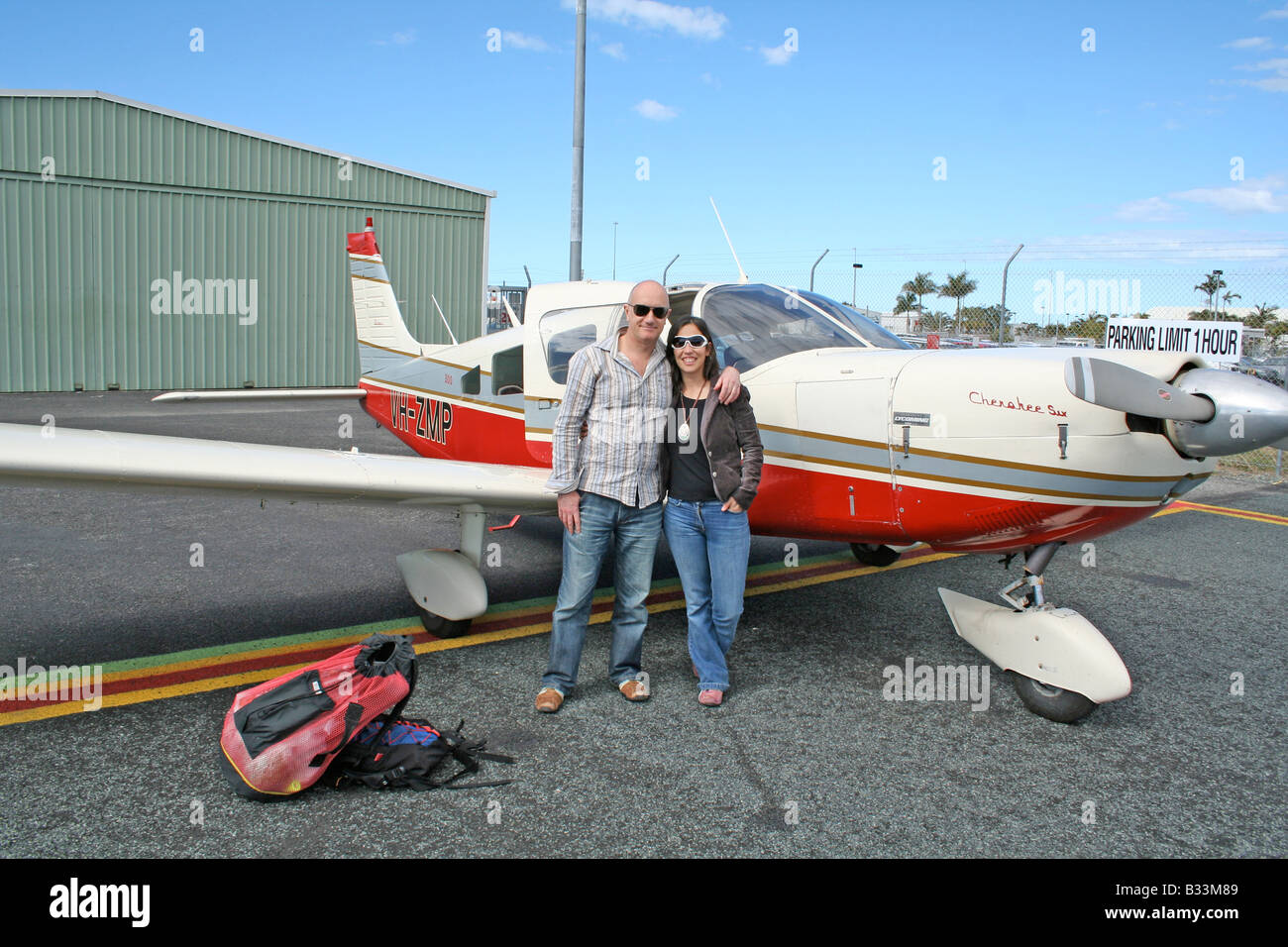 Vorbereitung auf ein Abenteuer über Queensland Australien in einem leichten Flugzeug Stockfoto