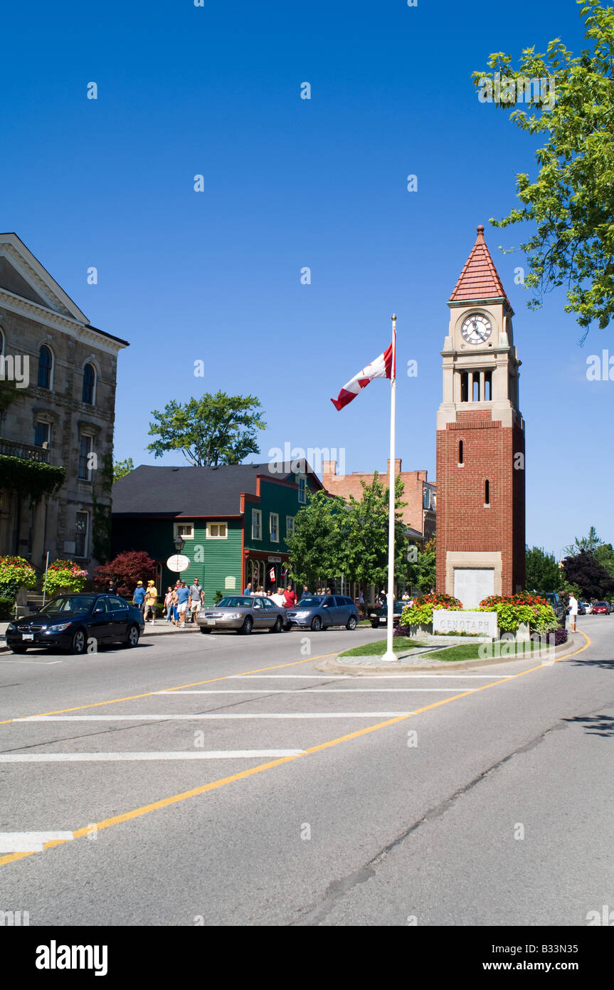 Blick auf den Uhrturm und kanadische Flagge befindet sich in der Mitte der Hauptstraße in Niagara-auf dem See, Ontario, Kanada. Stockfoto