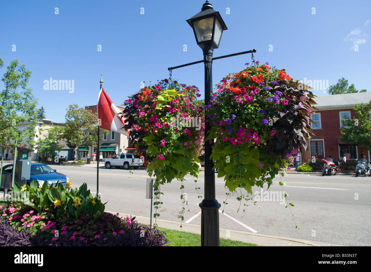 Üppige hängende Blumenkörbe schmücken diese Laterne in Niagara on the Lake Ontario, Kanada. Stockfoto