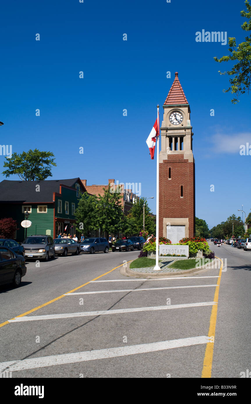 Clock Tower und kanadische Flagge Dreh- und Angelpunkt in der Hauptstraße von der touristischen Stadt von Niagara-on-the-Lake, Ontario, Kanada. Stockfoto