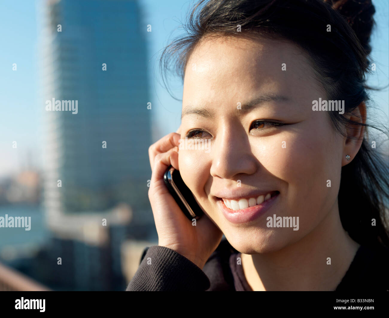 Eine asiatische Frau junge Frau mit ihrem Handy. Stockfoto