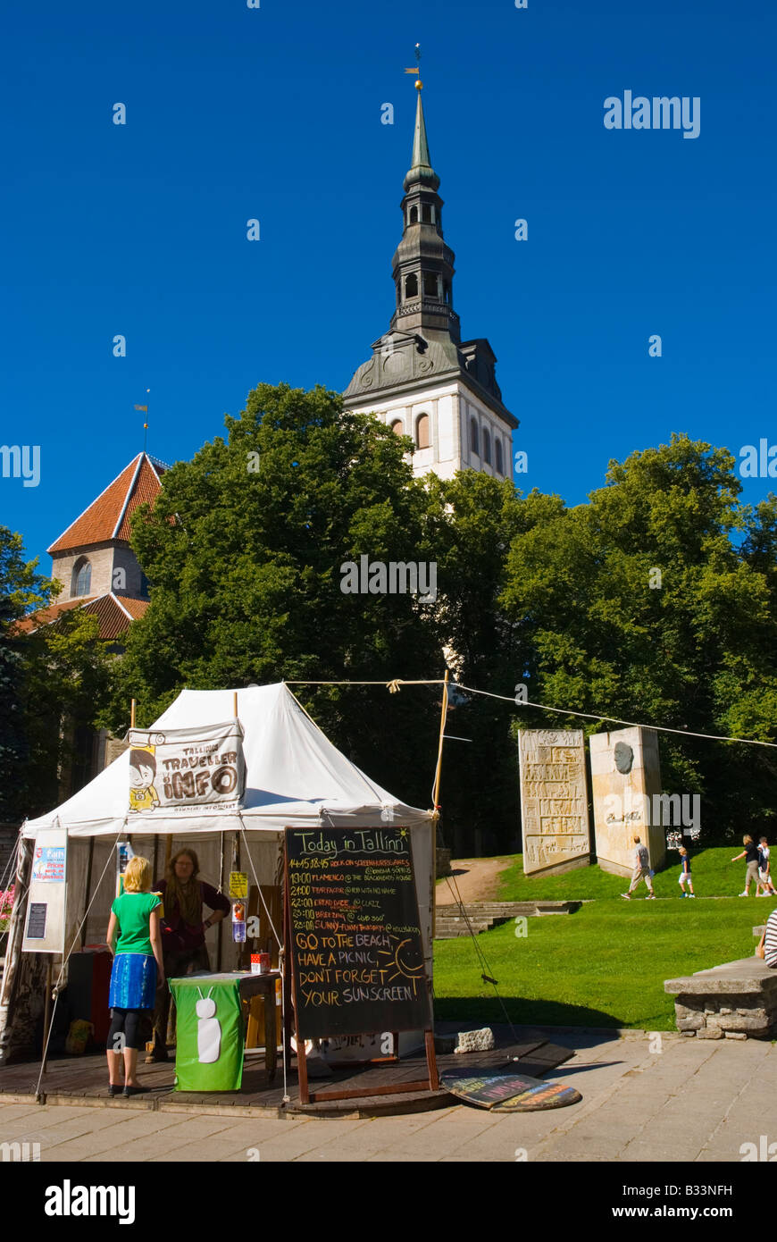 Tourist-Info-stand vor Niguliste Kirche in Tallinn Estland Europa Stockfoto