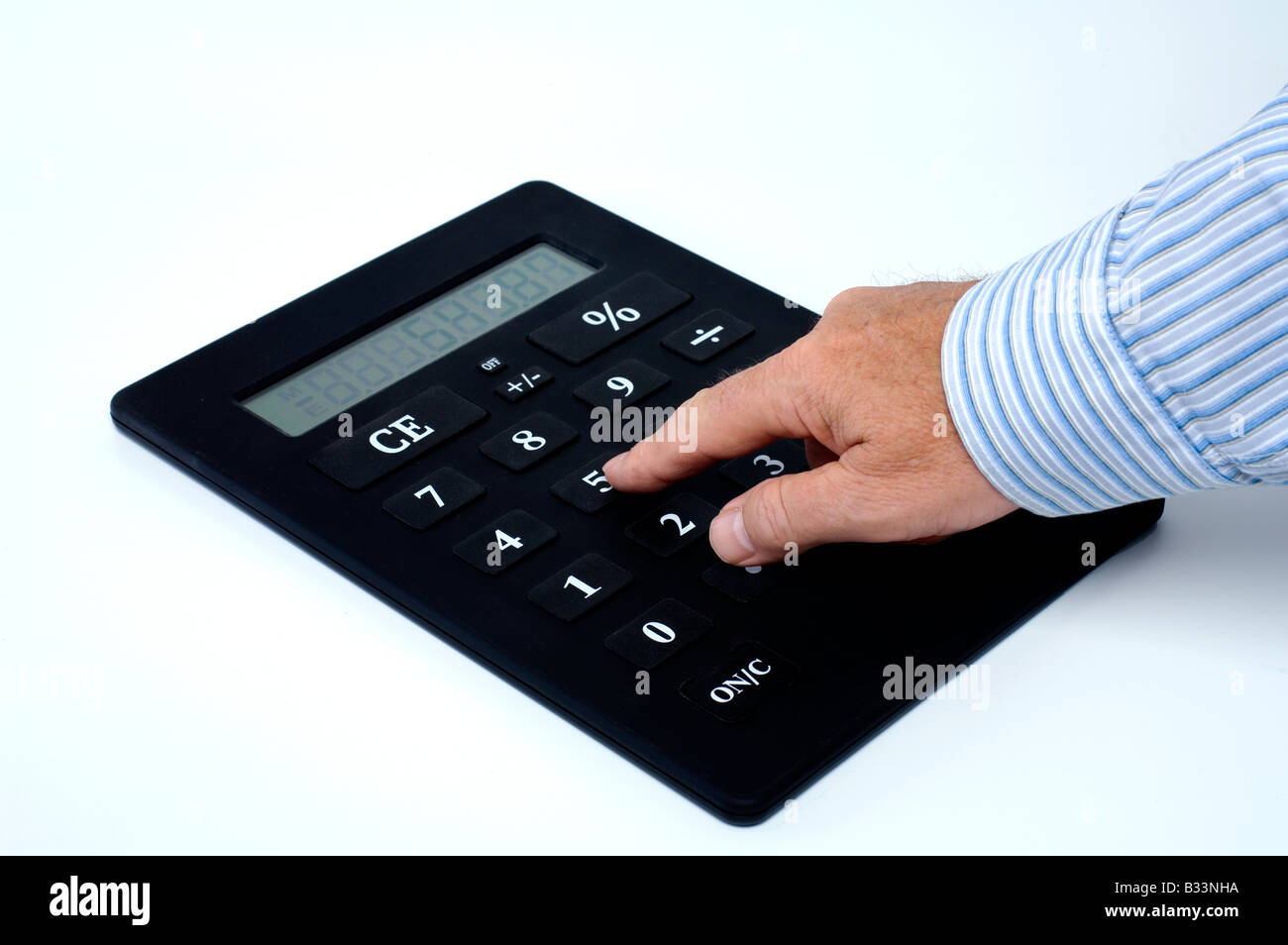 Ein Geschäftsmann Hand Berechnungen auf einer überdimensionalen Rechner Stockfoto