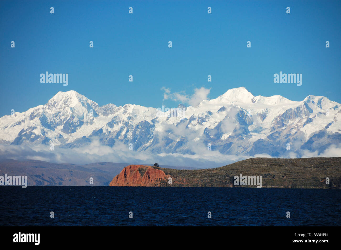 Isla De La Luna, Titicaca-See und Schnee bedeckt Berge der Anden im Hintergrund, Bolivien Stockfoto