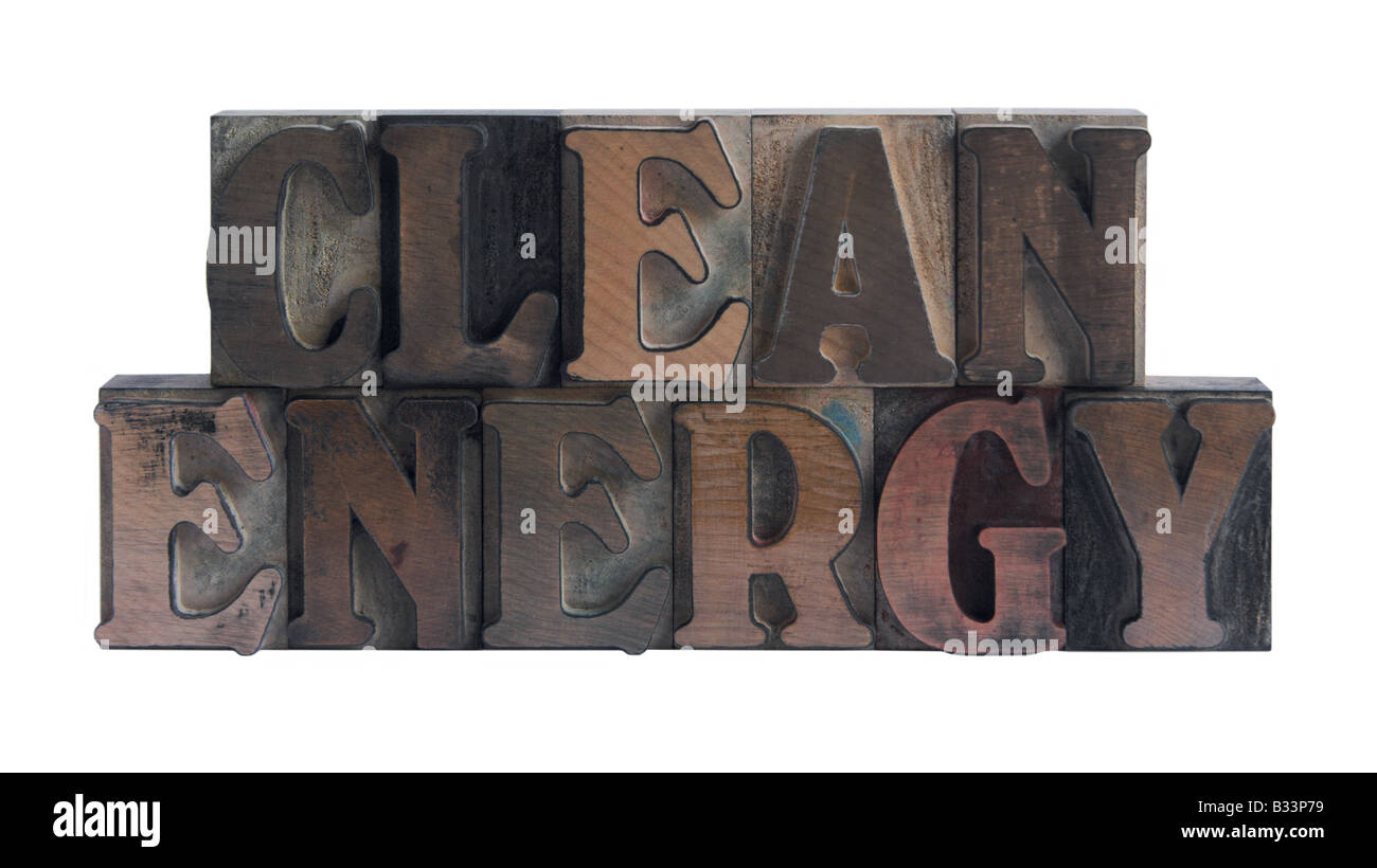 Geben Sie die Wörter "saubere Energie" in altem, blau gefärbten Holz Stockfoto