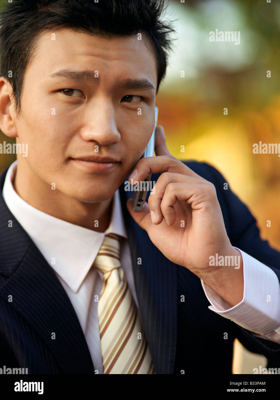 Chinesischer Geschäftsmann mit Technologie für seine Zwecke nutzen als auch Geschäftsreisende. Stockfoto
