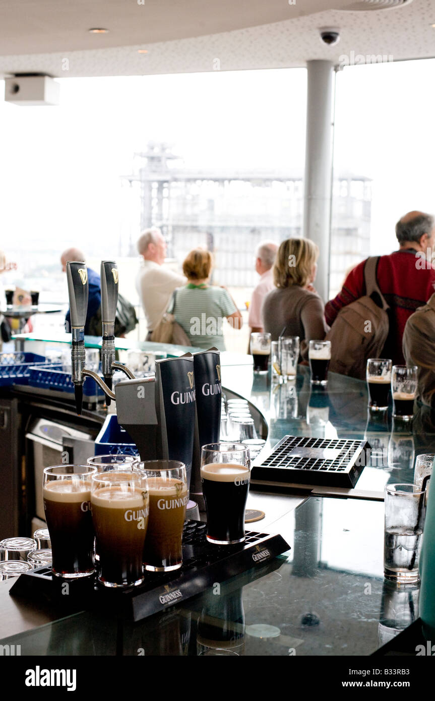 Pints Guinness gegossen in der kreisförmigen Gravity Bar oben auf dem Guinness Storehouse in der Brauerei in Dublin Stockfoto