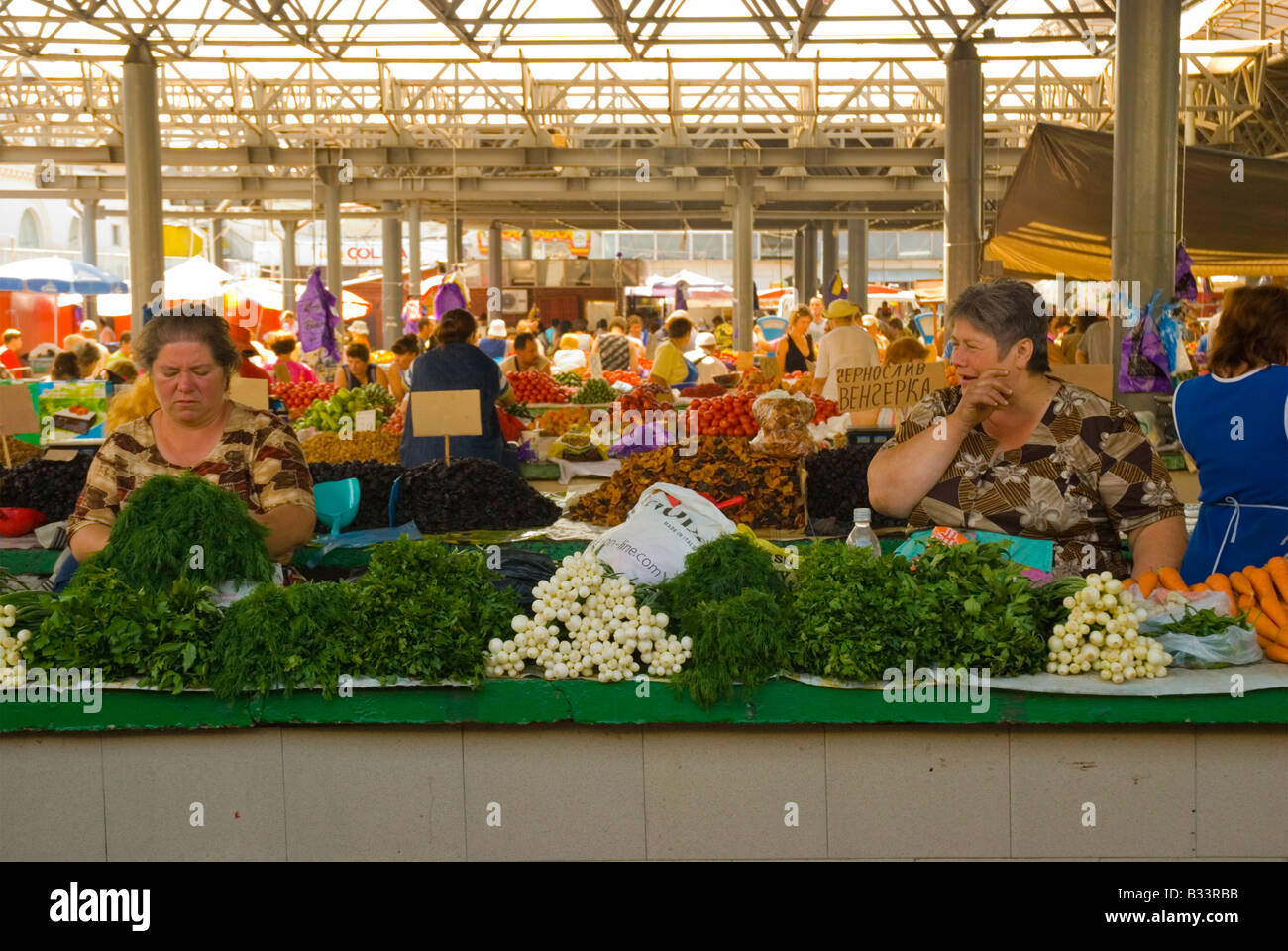 Weibliche Verkäufer auf der Piata Centrala Marktplatz in Chisinau