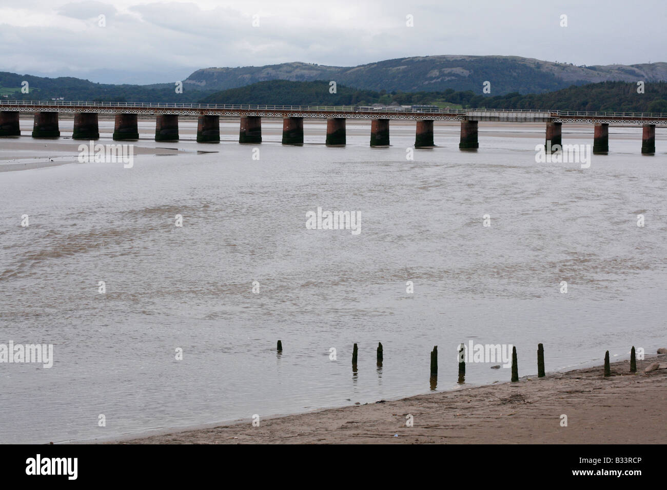 Arnside, Cumbria, Meer / Mündung, Eisenbahnbrücke, Brecher und Sandstrand. Stockfoto