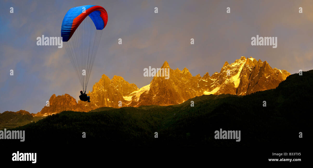 Gleitschirm bei Sonnenuntergang vor dem Mont Blanc-Massiv - Chamonix Mont Blanc, Frankreich Stockfoto
