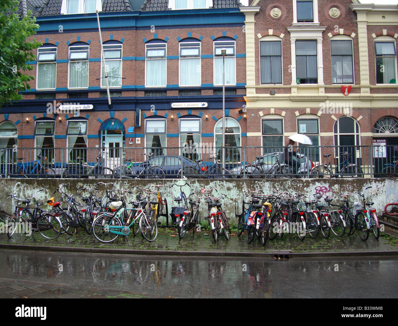 Student Fahrräder geparkt vor Studenten Wohnungen Delft Zuid Holland Niederlande Stockfoto