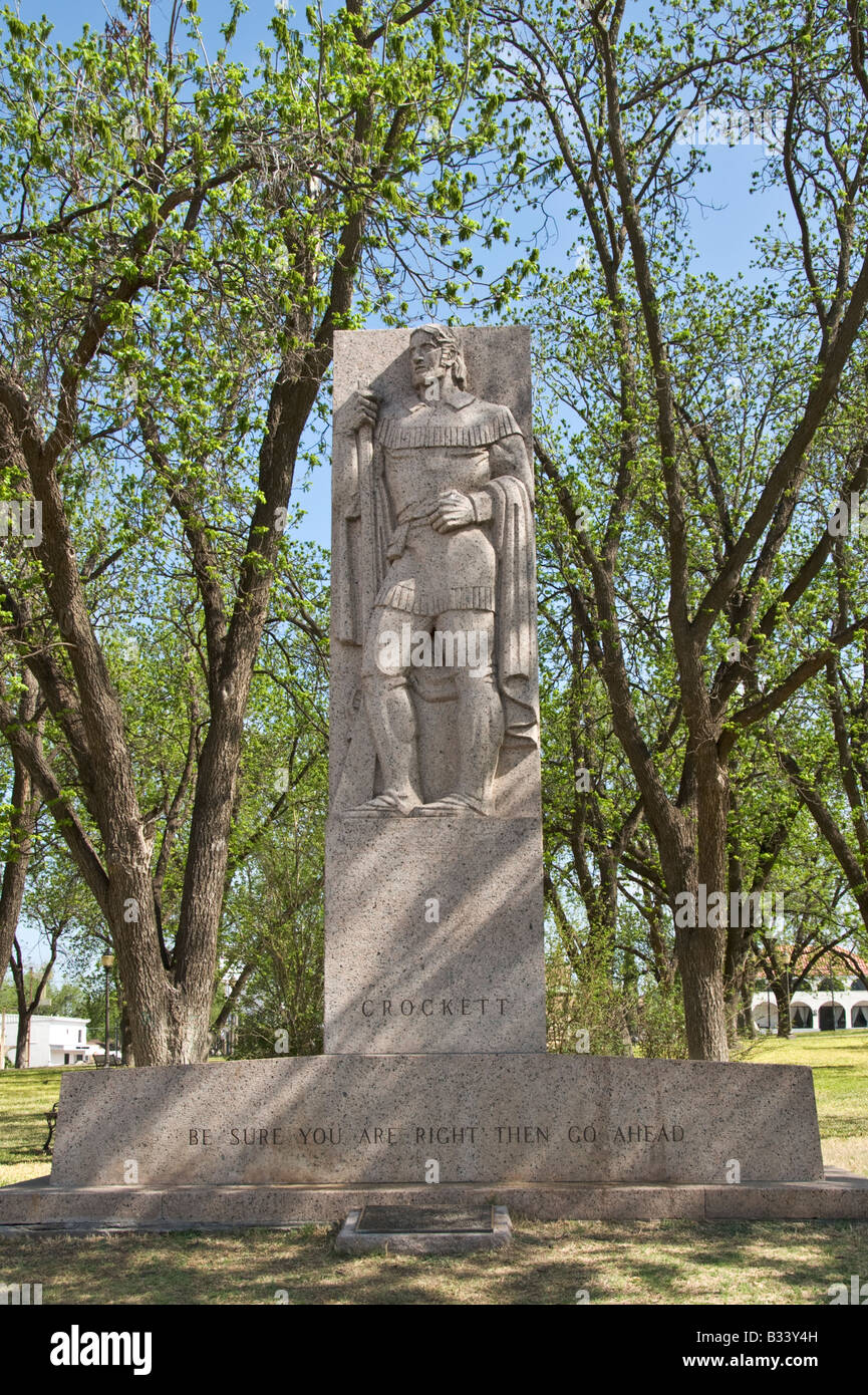 Texas Hill Country Ozona 1938 Art-deco-Skulptur des David Crockett Helden von Alamo Künstlers William Mozart McVey 1905 bis 1995 Stockfoto