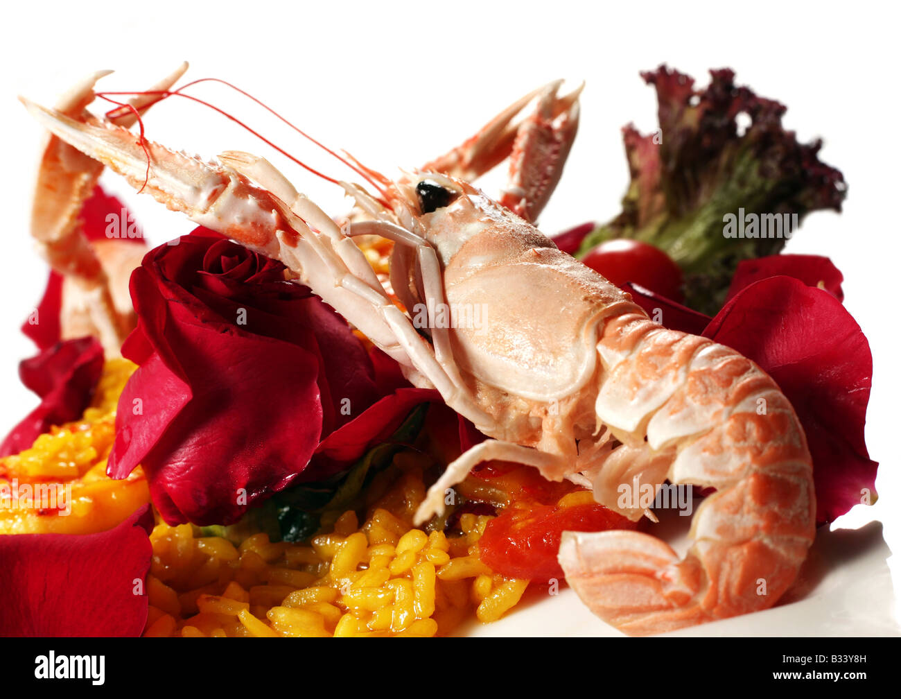 Risotto mit Meeresfrüchten Srimp Rosenblüte Dekor Stockfoto