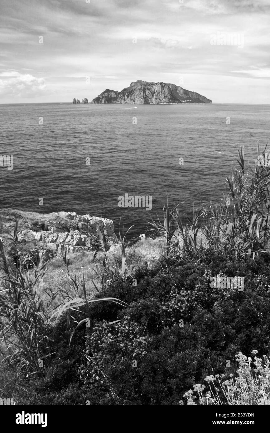 Die Insel Capri von Punta Campanella, die extreme Verlängerung der Halbinsel Sorrent (Amalfiküste), in Italien gesehen Stockfoto
