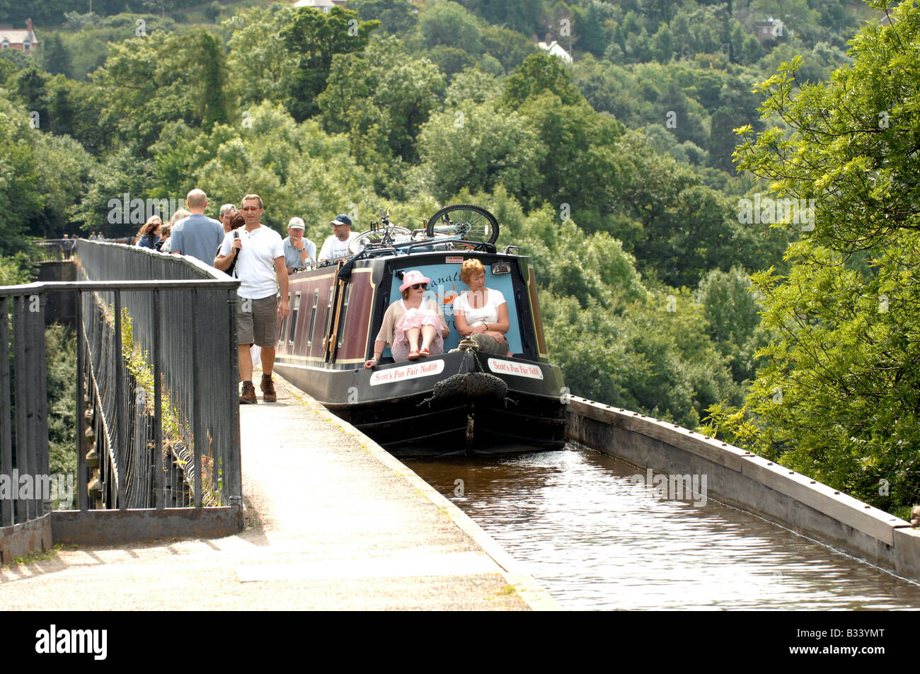 Narrowboat überqueren den Fluss Dee über das Pontcysyllte-Aquädukt gebaut von Thomas Telford bei Froncysyllte in der Nähe von Wrexham Stockfoto