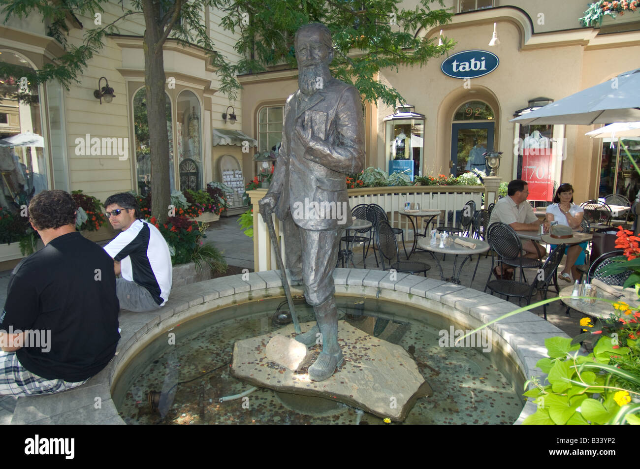 Statue von Shaw befindet sich in einem Open-Air-Restaurant in der Stadt von Niagara-on-the-Lake, Ontario Kanada. Stockfoto