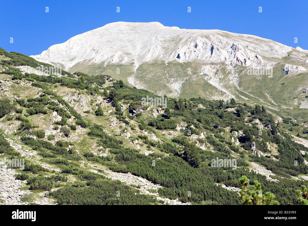 Herrlichen Blick auf den weißen farbigen Flanken des Vihren Gipfel 2914m vom Vihren Hütte im Nationalpark Pirin Bulgarien gesehen Stockfoto