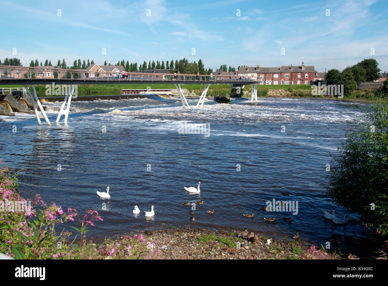 Die neue Fußgängerbrücke, die neben der Mühle und das Wehr zwischen Aire Street und Mill Lane über den Fluss Aire in Castleford Stockfoto