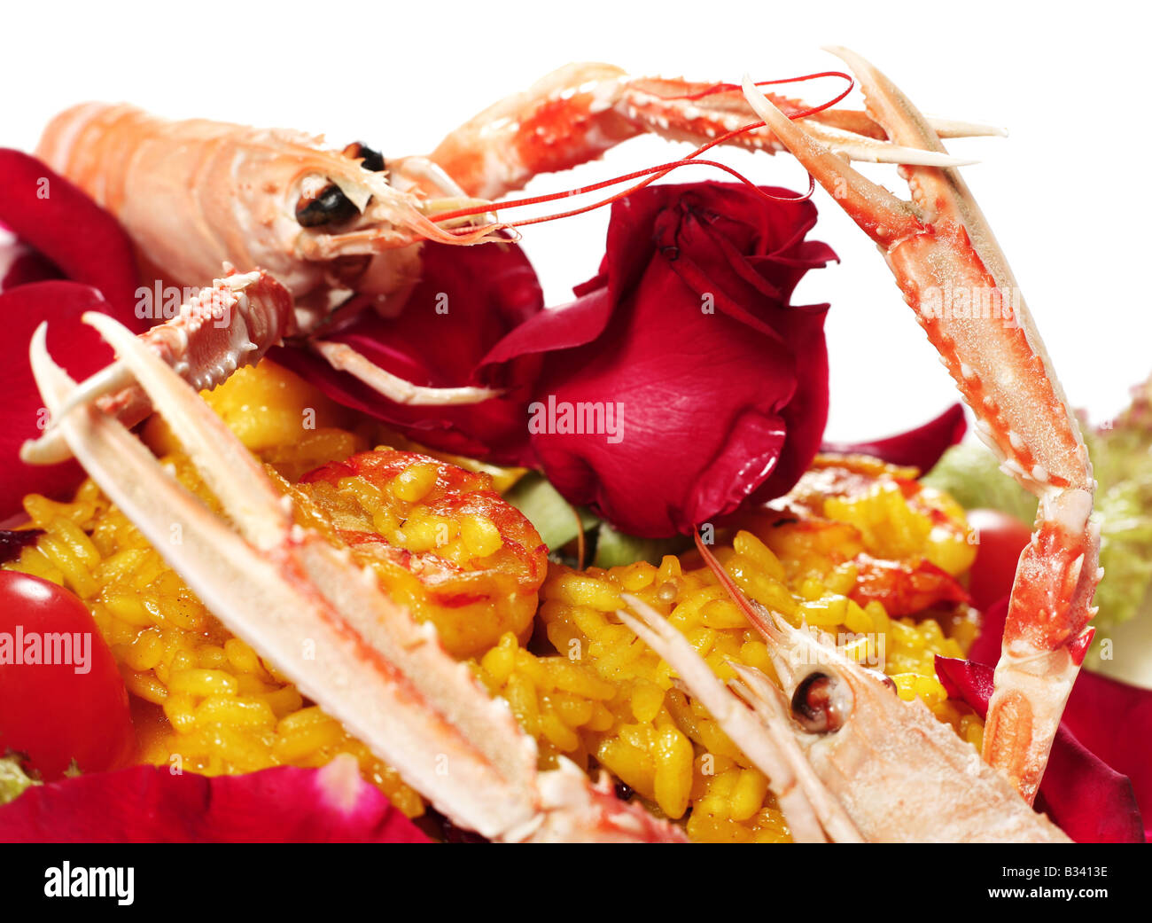 Risotto mit Meeresfrüchten Srimp Rosenblüte Dekor Stockfoto