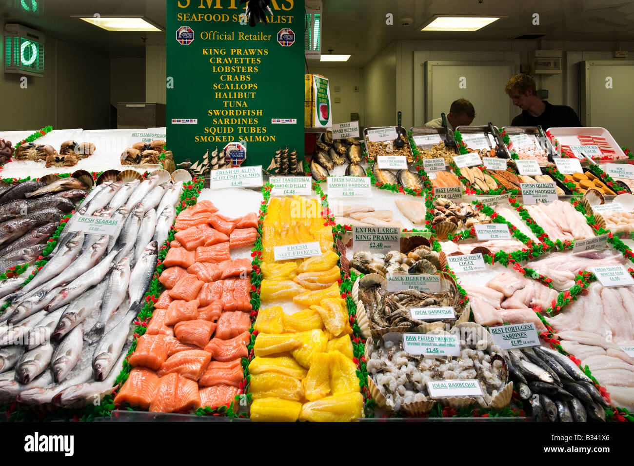 Fischhändler Stall in der Edwardian Kirkgate Market, Leeds, West Yorkshire, England Stockfoto