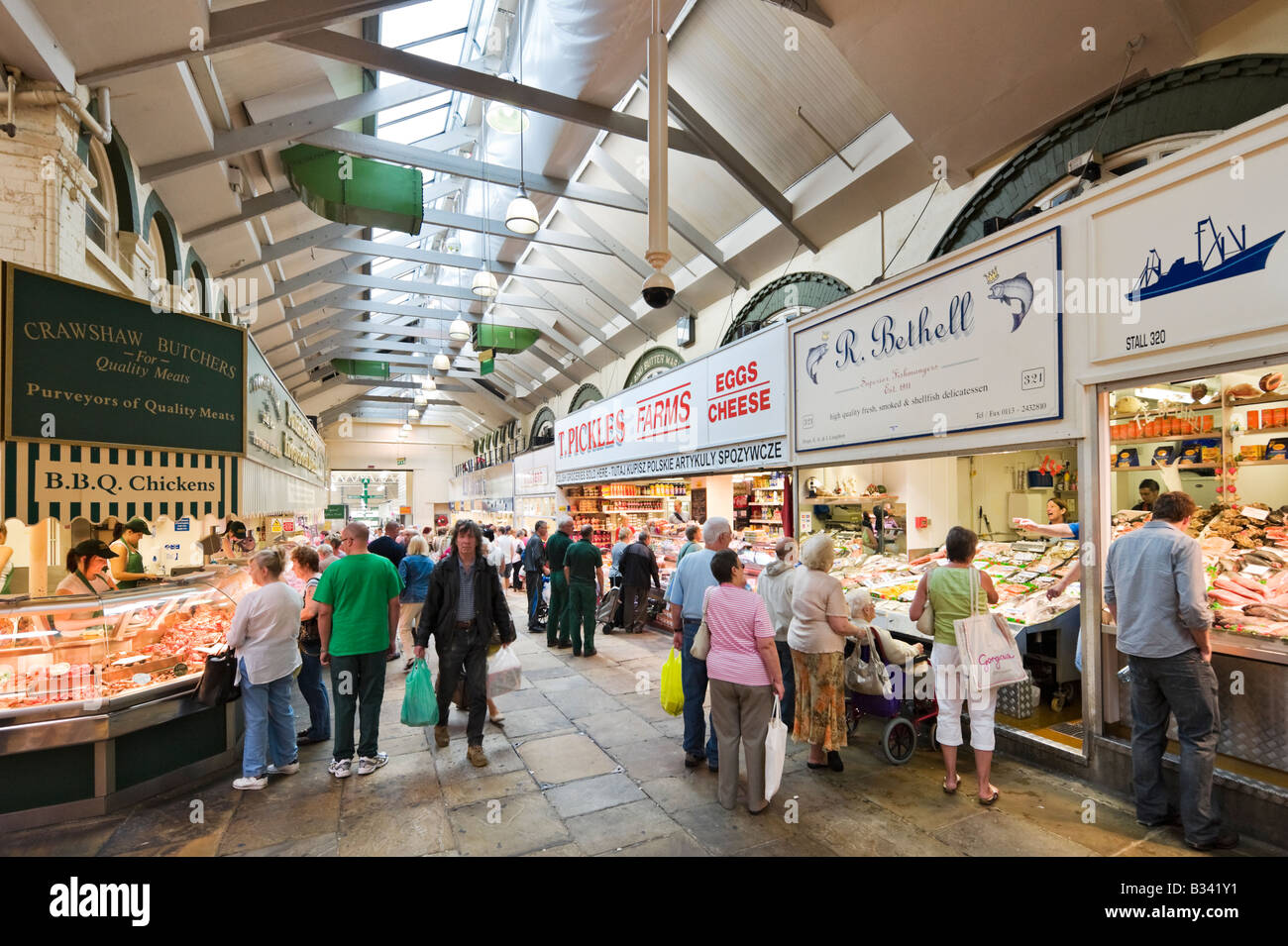 Imbissbuden in der Edwardian Kirkgate Market, Leeds, West Yorkshire, England mit einer CCTV-Camer im Vordergrund Stockfoto