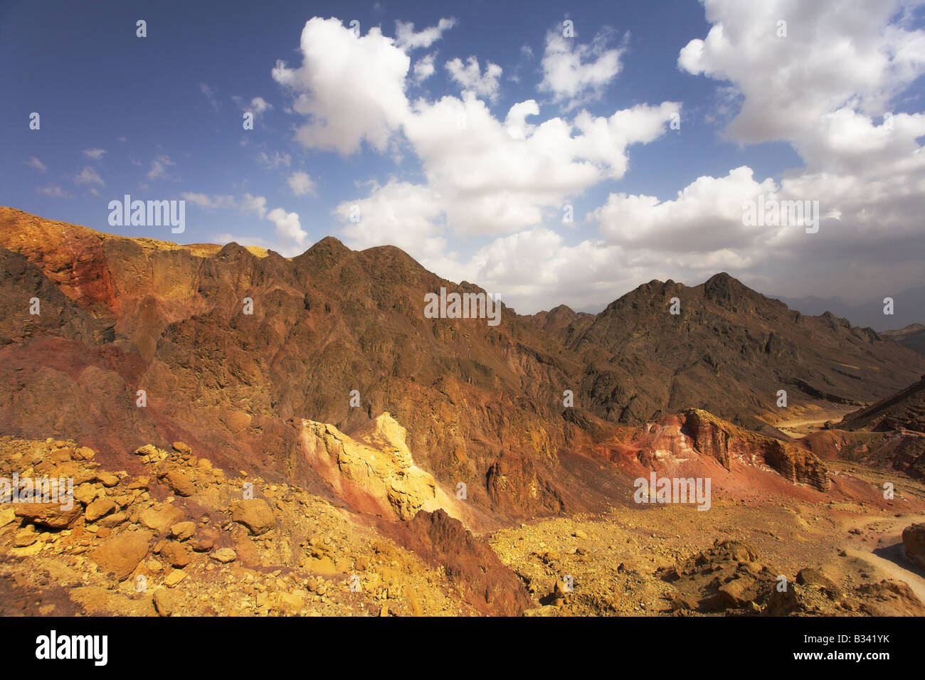 Heißer Frühlingstag auf Weg zur Steinwüste Stockfoto