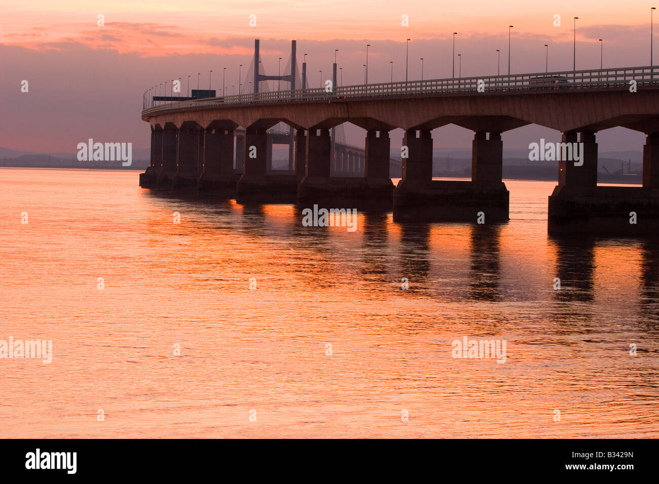 Sonnenuntergang über der zweiten Severn Brücke Stockfoto