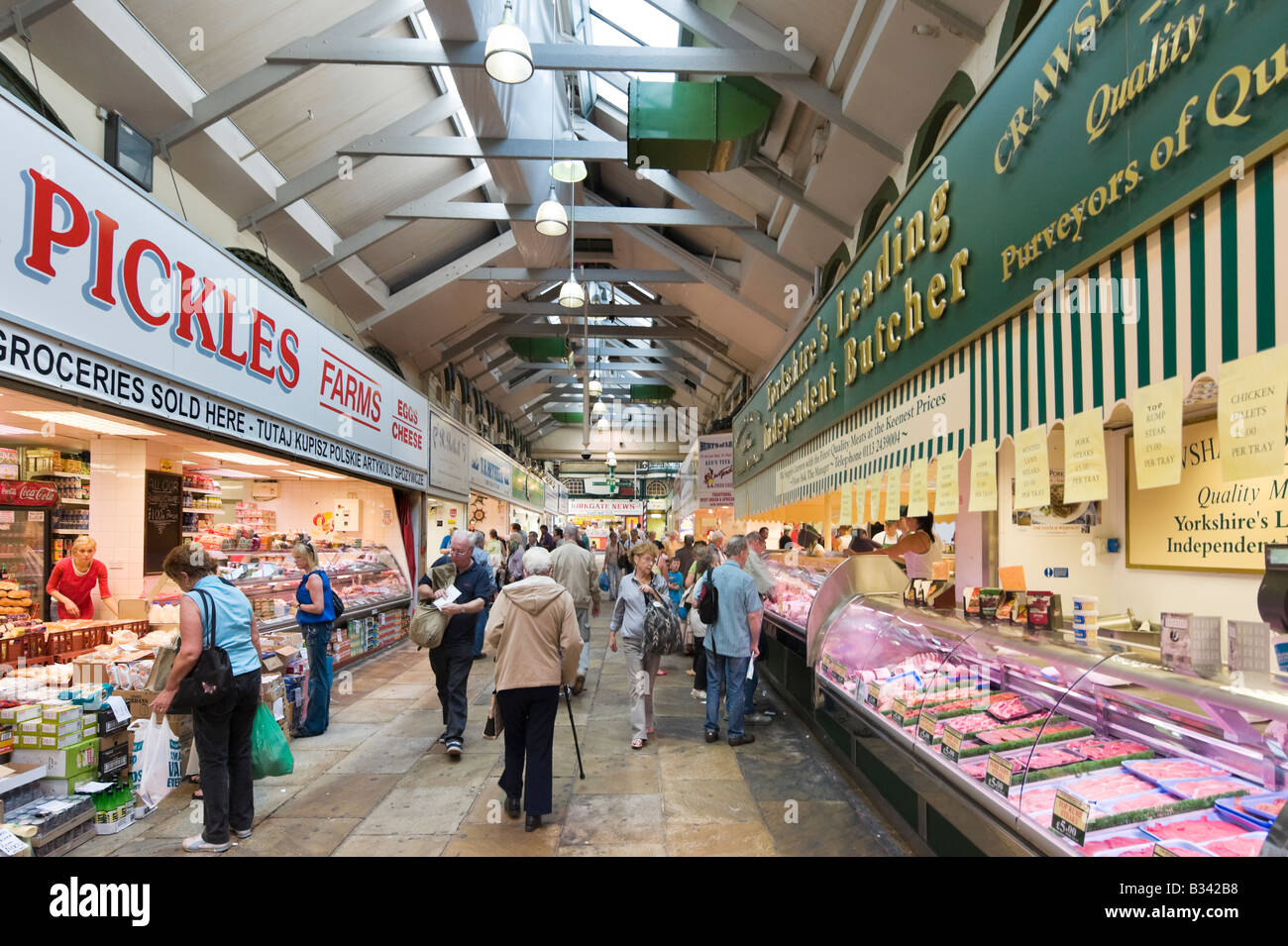 Metzger und Supermärkte Stände in der Edwardian Kirkgate Market, Leeds, West Yorkshire, England Stockfoto