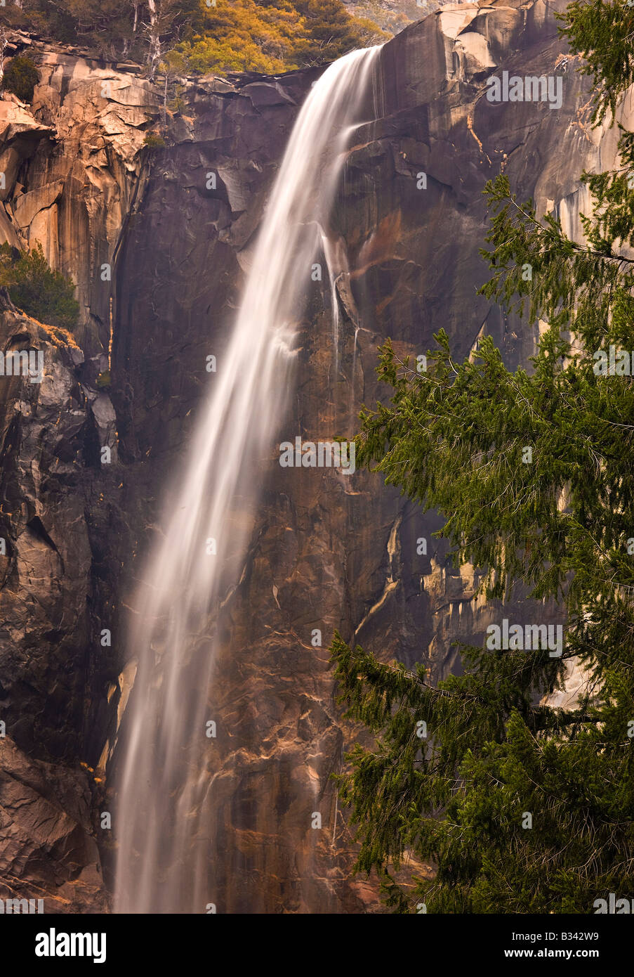 Bridalveil Falls und Herbstfarben im Yosemite National Park Stockfoto